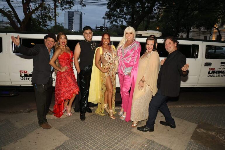 El elenco del espectáculo de revista "Barbarísima", que se presentará en el Teatro Latino.