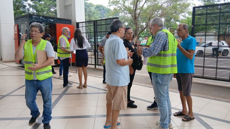 Jubilados impulsan firmas para excluir a políticos del IPS y reformar su administración