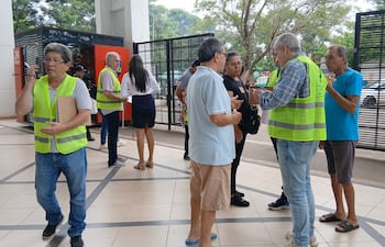 Jubilados se juntaron frente al IPS Ingavi para juntar firmas para proponer un proyecto de Ley que reforme la administración del actual sistema.