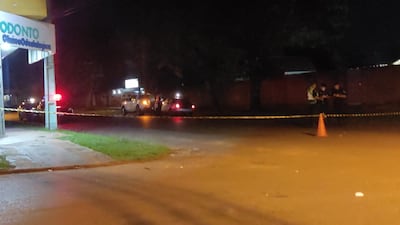 El vehículo del policía estaba con el motor en marcha cuando fue encontrado.