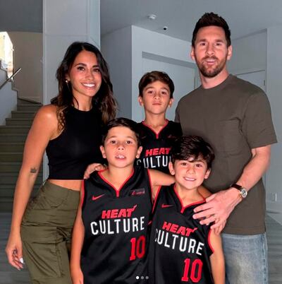 Leo Messi, Antonela Rocuzzo y sus hijos.