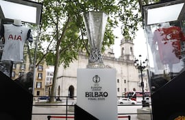 El trofeo de la Europa League expuesto en el Arenal de Bilbao tras la apertura del Fan Festival de cara a la Final 2025 que se disputa en el estadio de San Mamés.
