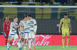 Santiago Ascacibar (i) de Boca celebra un gol este martes, en el partido de vuelta de los octavos de final de la Copa Sudamericana entre Deportivo Recoleta y Boca Juniors en el estadio Defensores del Chaco en Asunción (Paraguay).