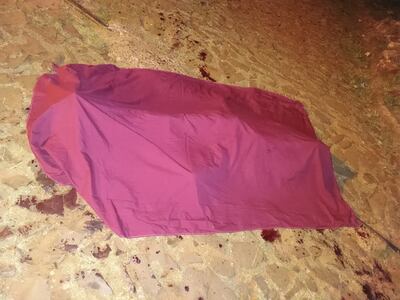 El cuerpo sin vida fue encontrado tendido en una calle empedrada.