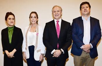 Adriana Ortiz Semidei, miinistra de Cultura; la primera dama de la Nación, Leticia Ocampos; Jorge Srur, gerente Regional Sur de CAF; y Javier Giménez, ministro de Industria y Comercio,