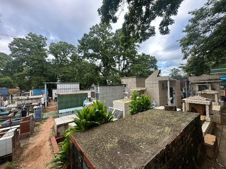 Intenso movimiento en el Cementerio de Encarnación