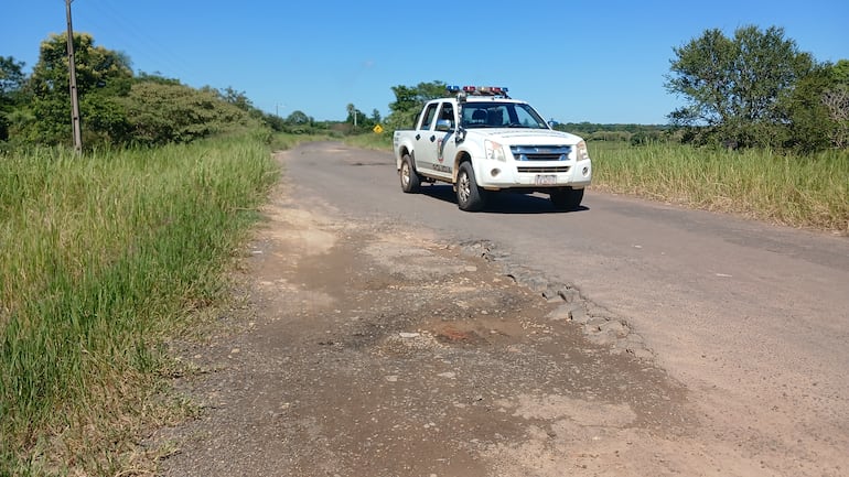 Una patrullera de la Policía Nacional, sorteando el camino para llegar a la comisaría jurisdiccional.