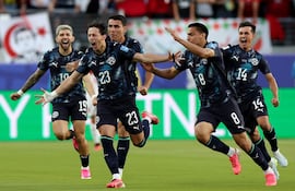 Matias Galarza (L) celebra el gol ante Turquía en el Mundial 2026.