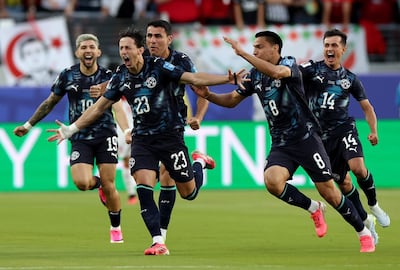 Matias Galarza (L) celebra el gol ante Turquía en el Mundial 2026.