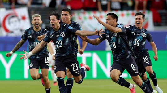 Matias Galarza (L) celebra el gol ante Turquía en el Mundial 2026.