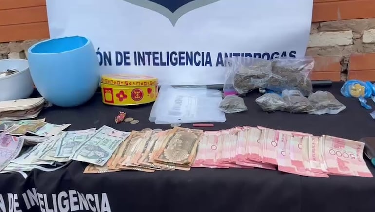 Parte de la evidencia incautada durante el procedimiento.