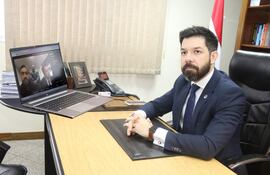 Alexandre Rodrigues Gomes, hijo del extinto diputado cartista  "Lalo" Gomes, declara por vía telemática ante el juez Osmar Legal. Se lo ve en la pantalla de la laptop a la derecha, junto al abogado Oscar Tuma.
