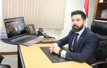 Alexandre Rodrigues Gomes, hijo del extinto diputado cartista "Lalo" Gomes, declara por vía telemática ante el juez Osmar Legal. Se lo ve en la pantalla de la laptop a la derecha, junto al abogado Oscar Tuma.