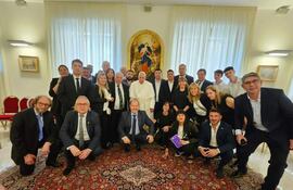 Fotografía divulgada en la red social X por aeronavegantes de la reunión del Papa Francisco con representantes de la Asociación Argentina de Aeronavegantes (AAA) en defensa de Aerolíneas Argentinas este miércoles, en Roma (Italia). El papa Francisco recibió este miércoles en Roma a representantes de la Asociación Argentina de Aeronavegantes (AAA), el principal sindicato de ese gremio, y se fotografió con ellos junto a varios carteles en defensa de Aerolíneas Argentinas, una de las empresas que el Ejecutivo de Javier Milei sopesa privatizar. "En simultáneo en que se está llevando a cabo la votación en el Senado de la ley de Bases, (nuestros dirigentes) se reunieron con el Papa en la Ciudad del Vaticano, donde pudieron mostrar nuestra preocupación ate la difícil situación económica que está atravesando el país (Argentina) y la industria aeronáutica", expresó desde Buenos Aires la AAA en un posteo en su perfil de la red social X.