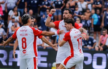 Gabriel Ávalos Stumpfs (35 años), en el festejo de su gol para Independiente de Avellaneda.
