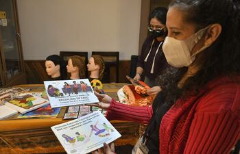 La coordinadora de la Fundación Una Brisa de Esperanza (FUBE) Paola Roque, durante una entrevista en Cochabamba. Brisa de Angulo ha dedicado su vida y su formación para sanar las heridas que le dejó la violencia sexual y la impunidad en Bolivia y hace casi dos décadas ayuda a otros niños a que "rompan el silencio" y denuncien a sus abusadores a través de la ayuda integral que da su fundación a los menores y su familia.