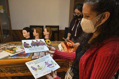 La coordinadora de la Fundación Una Brisa de Esperanza (FUBE) Paola Roque, durante una entrevista en Cochabamba. Brisa de Angulo ha dedicado su vida y su formación para sanar las heridas que le dejó la violencia sexual y la impunidad en Bolivia y hace casi dos décadas ayuda a otros niños a que "rompan el silencio" y denuncien a sus abusadores a través de la ayuda integral que da su fundación a los menores y su familia.