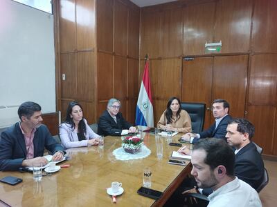 La ministra Claudia Centurión (c) junto a César Ruiz Díaz (i) y Guido Benza, además de otras autoridades de la cartera.