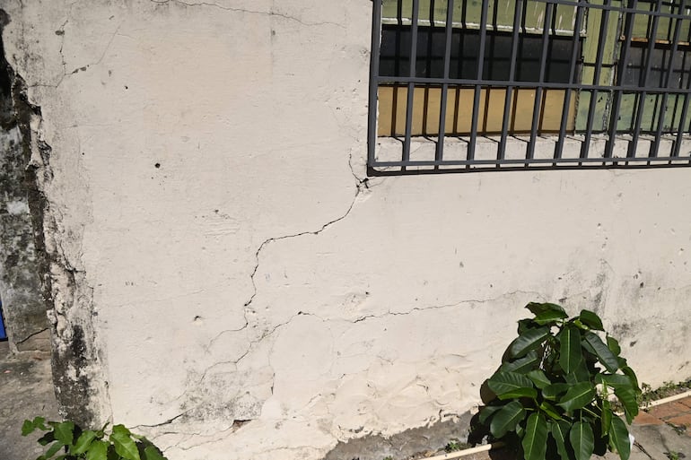 Las paredes de la escuela Mallorquín presentan numerosas grietas.
