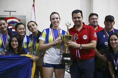El Club Atlético Triunfo se adjudicó el trofeo en la Categoría Cadetes. La capitana del team auriazul recibió la copa de Nadyr Figueredo.
