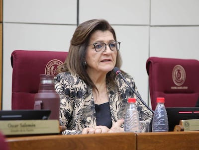 La senadora Blanca Ovelar, cuestiona a la senadora Zenaida Delgado ante el pleno del Senado.