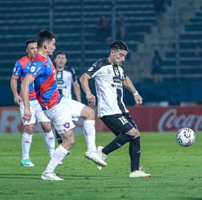 Disputa de balón entre Wilder Viera (Cerro Porteño) y Nelson Acevedo (Tacuary).