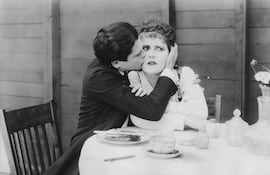 Un hombre besa a una mujer sin su consentimiento.