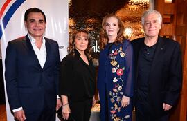 Rubén Ramírez Lezcano, ministro de Relaciones Exteriores, Adriana de Ramírez, Pelusa Bierdermann y Carlos Jorge Bierdermann, presidente de la Asociación del Cuerpo Consular del Paraguay.