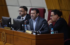 El presidente de la Comisión Permanente, Miguel del Puerto (c), en una de las sesiones.