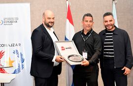 Alejandro Tamayo de Aposta.la recibió un reconocimiento.