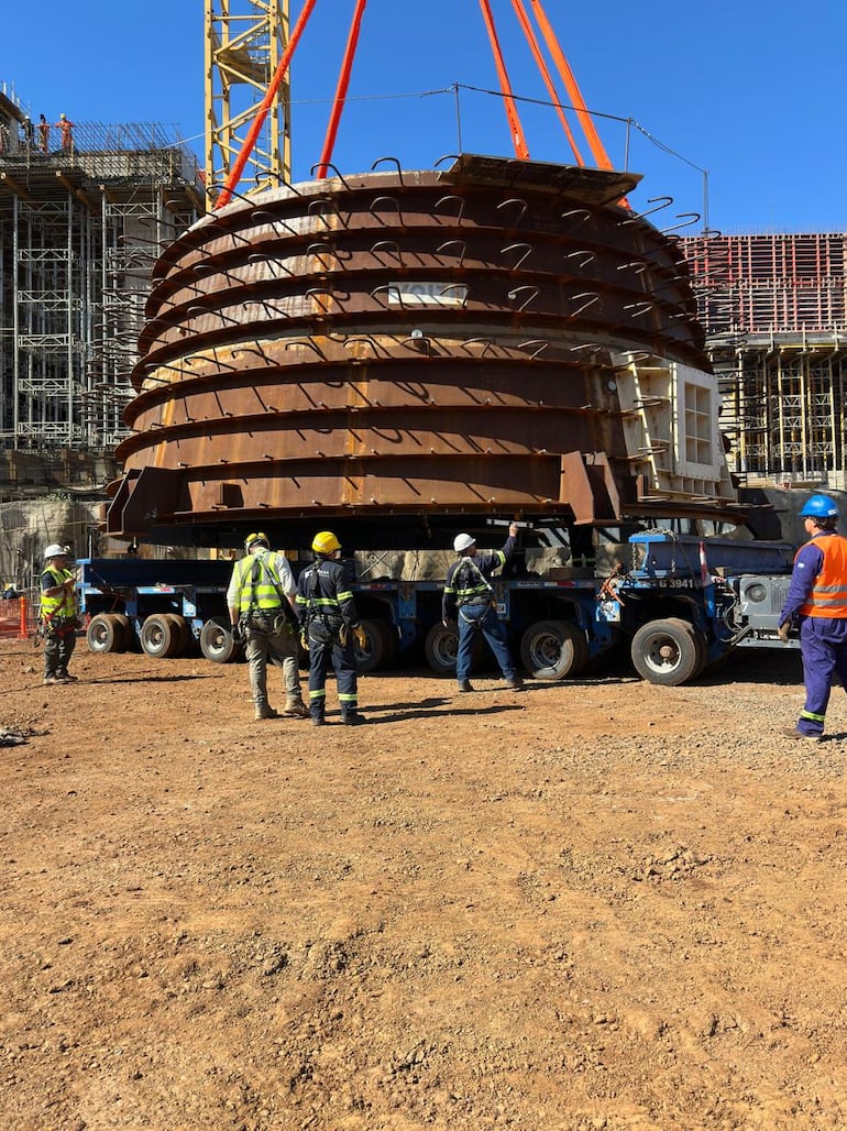 Maniobrando para instalar la primera pieza fija de la turbina N°1 en Aña Cuá.