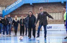 Lindolfo López y familiares de Gustavo Ramírez, en el puntapié inicial del torneo de las categorías Bases y Formativas del futsal FIFA/APF.