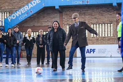 Lindolfo López y familiares de Gustavo Ramírez, en el puntapié inicial del torneo de las categorías Bases y Formativas del futsal FIFA/APF.