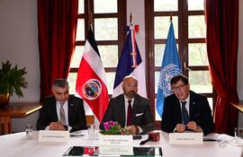 Los embajadores acreditados en Paraguay: Pierre Christian Soccoja, de Francia (c); Jeison Granados, de Costa Rica; e Igor Garafulic, representante permanente de la ONU en Paraguay,