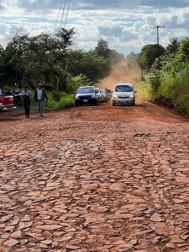 Pobladores de tres distritos cierran ruta para pedir “asfaltado ya” en el noreste de Itapúa