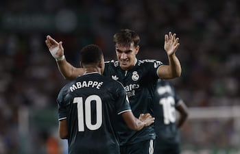 El delantero del Real Madrid Carlos Espí (d) celebra su gol durante el encuentro correspondiente a la jornada 6 de LaLiga entre el Elche y el Real Madrid este martes en el estadio Martínez Valero de Elche.