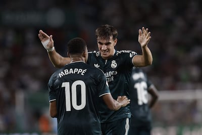El delantero del Real Madrid Carlos Espí (d) celebra su gol durante el encuentro correspondiente a la jornada 6 de LaLiga entre el Elche y el Real Madrid este martes en el estadio Martínez Valero de Elche.