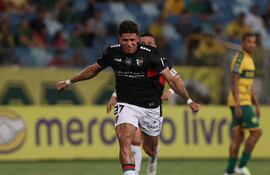 El paraguayo Junior Marabel, jugador de Palestino, festeja un gol en el partido frente a Cuiabá por la vuelta de los playoffs de octavos de final de la Copa Sudamericana 2024 en el estadio Arena Pantanal, en Cuiabá, Brasil.