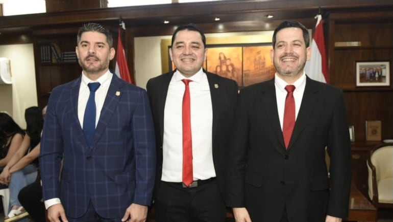 Luis Bello (ANR-HC), ahora intendente de Asunción, junto con quienes lo llevaron al cargo, el exintendente Oscar "Nenecho" Rodriguez  (ANR-HC), y el titular de la Cámara de Diputados y su "padrino" político, Raúl Latorre (ANR-HC).  10-04-2026