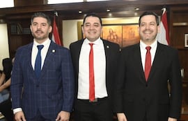 Luis Bello(ANR-HC), actual ntendente de Asuncion, junto a quienes lo llevaron al cargo, el exintendente Oscar "Nenecho" Rodriguez (ANR-HC), y el titular de la Cámara de Diputados y su "padrino" político, Raúl Latorre (ANR-HC) . Foto de archivo.