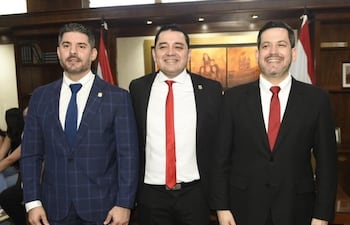 Luis Bello(ANR-HC), actual ntendente de Asuncion, junto a quienes lo llevaron al cargo, el exintendente Oscar "Nenecho" Rodriguez (ANR-HC), y el titular de la Cámara de Diputados y su "padrino" político, Raúl Latorre (ANR-HC) . Foto de archivo.
