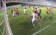 El momento de contacto entre Pedro Sosa, defensor de 2 de Mayo, y Santiago Rojas (d), arquero de Nacional, en el partido por la fecha 11 del torneo Clausura 2026 de la Primera División de Paraguay en el estadio Arsenio Erico, en Asunción, Paraguay.