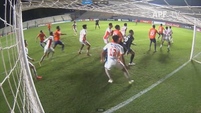 El momento de contacto entre Pedro Sosa, defensor de 2 de Mayo, y Santiago Rojas (d), arquero de Nacional, en el partido por la fecha 11 del torneo Clausura 2026 de la Primera División de Paraguay en el estadio Arsenio Erico, en Asunción, Paraguay.