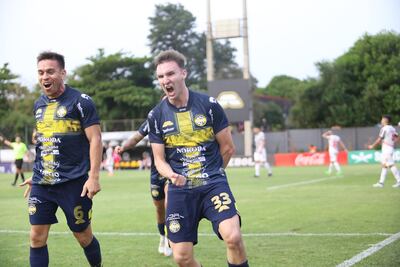 Paul Charpentier (d) celebra su gol, el segundo de Trinidense, junto a Edgardo Orsuza, en el triunfo por 2-1 de ayer frente a Libertad, en el Martín Torres.