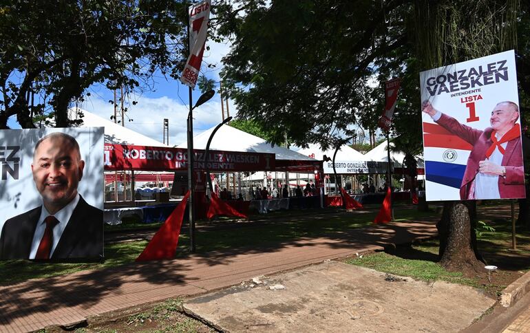 El imponente Puesto Comando instalado por la ANR frente a la Gobernación de Alto Paraná.