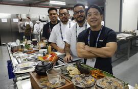 El cocinero Mitduharu 'Micha' Tsumura (d), posa junto al equipo de su restaurante Maido de Perú, elegido este año el mejor del mundo, este martes protagoniza la segunda jornada de San Sebastián Gastronomika, el decano de los congresos de gastronomía de España, que celebra también sus concursos de ensaladilla rusa y sopa de pescado.