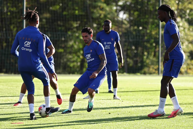 El centrocampista francés Lucas Da Cunha (centro) participa en una sesión de entrenamiento cuatro días antes del partido de fútbol de la Liga de Naciones de la UEFA entre Francia y Turquía en Clairefontaine-en-Yvelines.