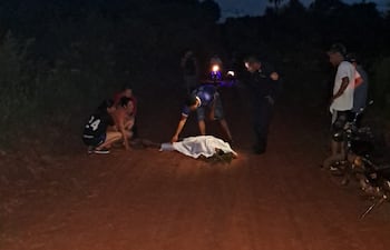 Disparó y apuñaló a su vecino tras discusión luego de una partida de naipes en Itapúa Poty.