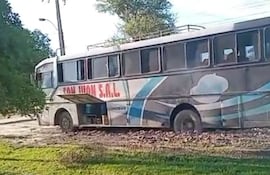 El colectivo que debía partir hacia la capital del país, quedó atrapado entre el lodazal en pleno casco urbano en la mañana del lunes, y solo pudo salir con ayuda de un tractor.