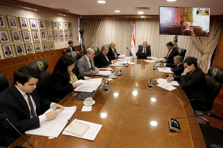 Ocho ministros de la Corte Suprema, sentados alrededor de una mesa, en un ambiente formal, con expresión tranquila y serena.